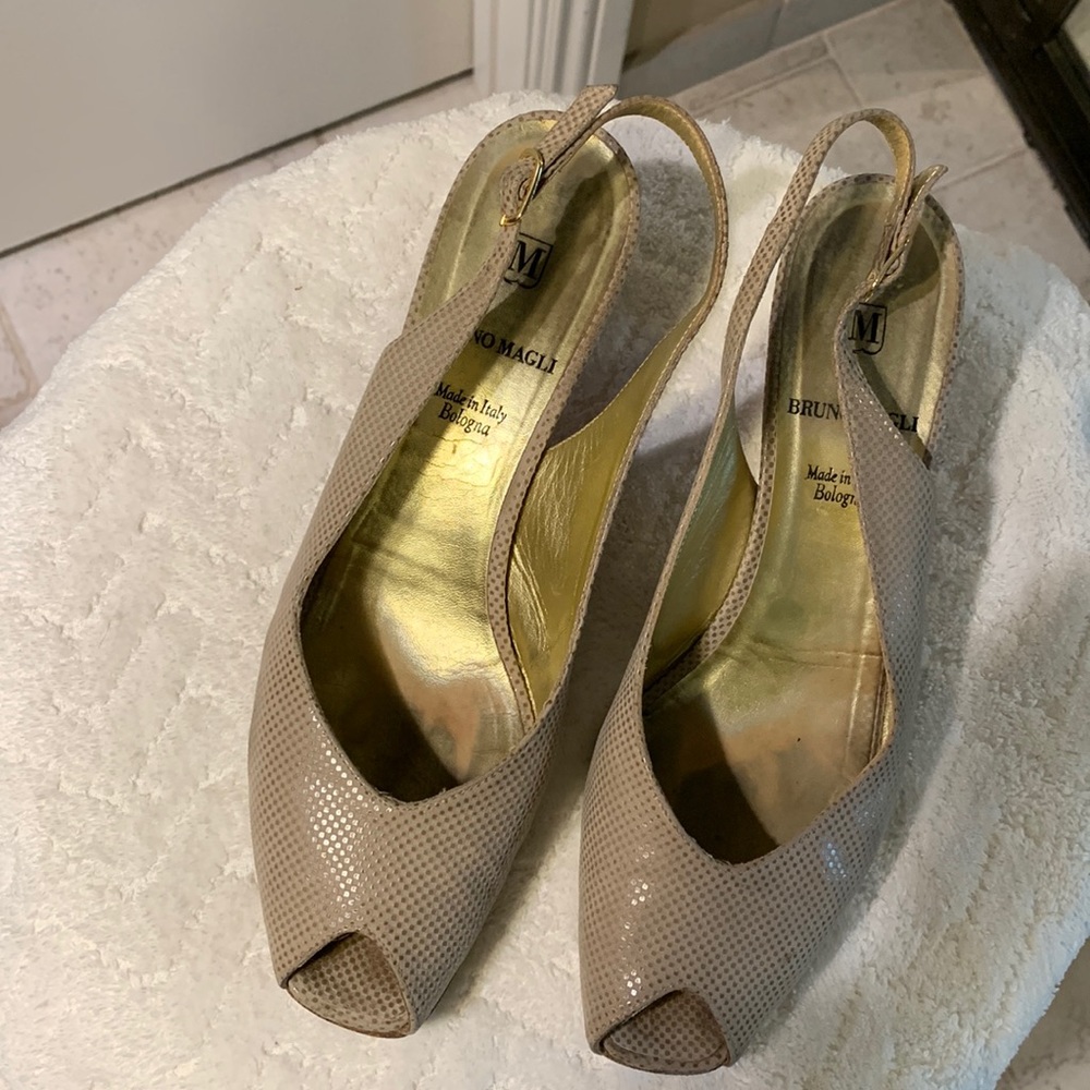 Skin leather classic peep toe sling. Medium heel 8AA Excellent condition